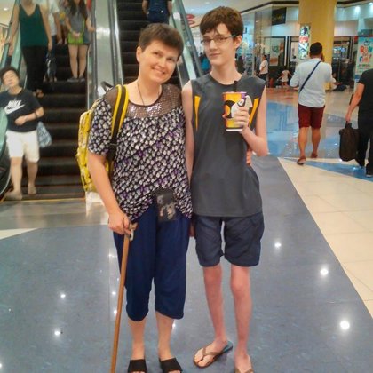 Romen och jag lyckliga tillsammans på Mol-et i DasM-a efter presenter och 2-3 hamburgare