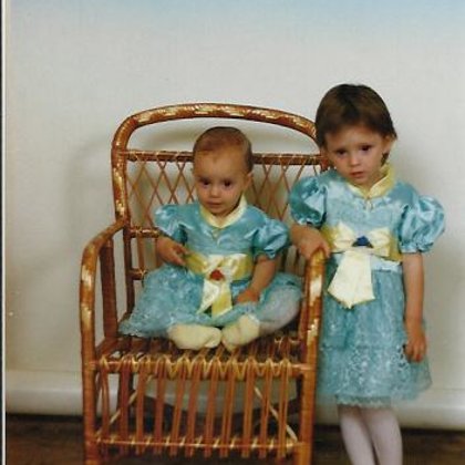 Mimmi och Rozita små. Dåliga modern köpte klänningar till Fotografen