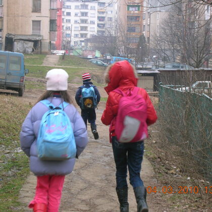 лошата, "опасната" майка почистила 1 тон боклуци от тази пътека до училияето Осмо СОУ! Виж