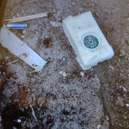 ул. "Първа" 59, 15 окт 2021 г, спраскан с тояга звънец, част от копчето в средата вдясно, 