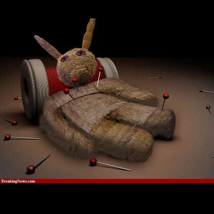 Soc sekr Christina Epling dekorerar med sin wodoo-syselsättning sin Facebook-pr