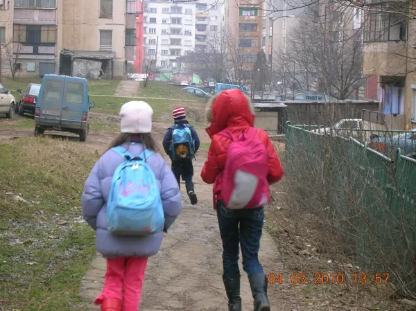 лошата, "опасната" майка почистила 1 тон боклуци от тази пътека до училияето Осмо СОУ! Виж